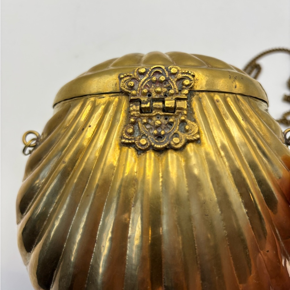 Vintage 1920-1940 Brass Shell-Shaped Clutch - Picture 4 of 11